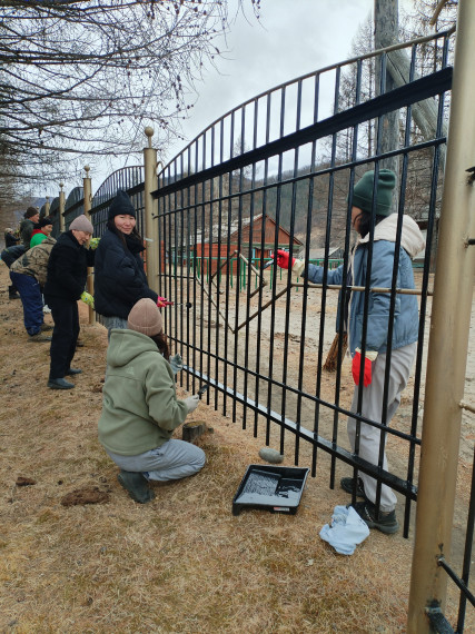 Покрасили ограждение Парка Победы в с. Орлик. Покрасили ограждение Парка Победы в с. Орлик.